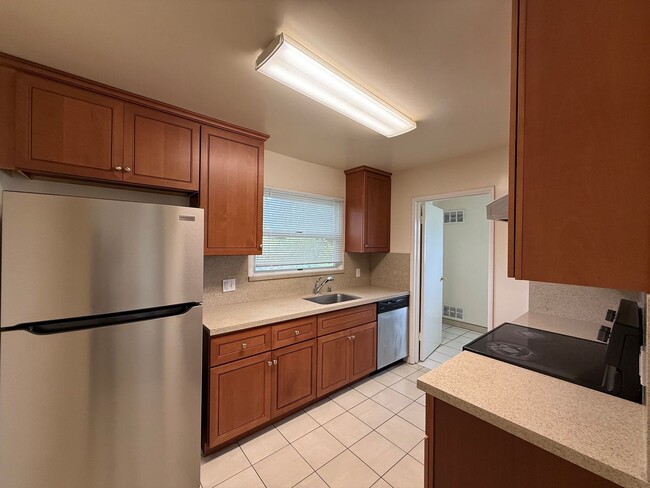 Building Photo - Bright Upper-Level 2BR Home in Alameda’s Desirable East End.