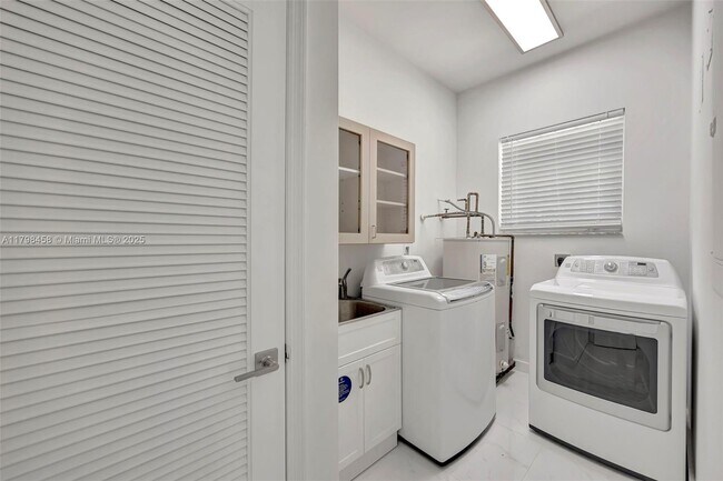 Building Photo - 6841 SW 71st Ave