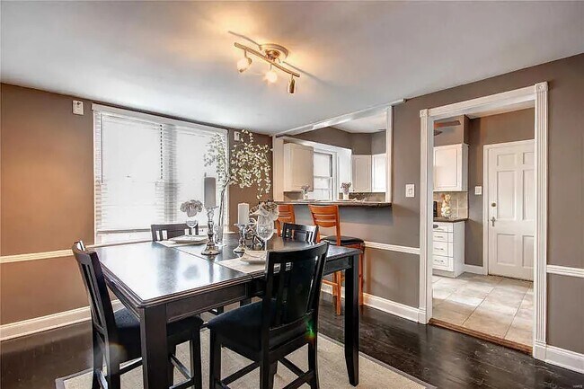 Building Photo - 925 S Hanley Rd