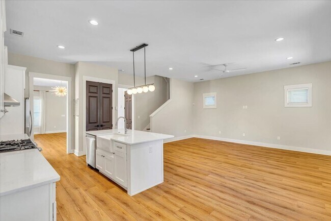 Building Photo - Downtown 4 bedroom home