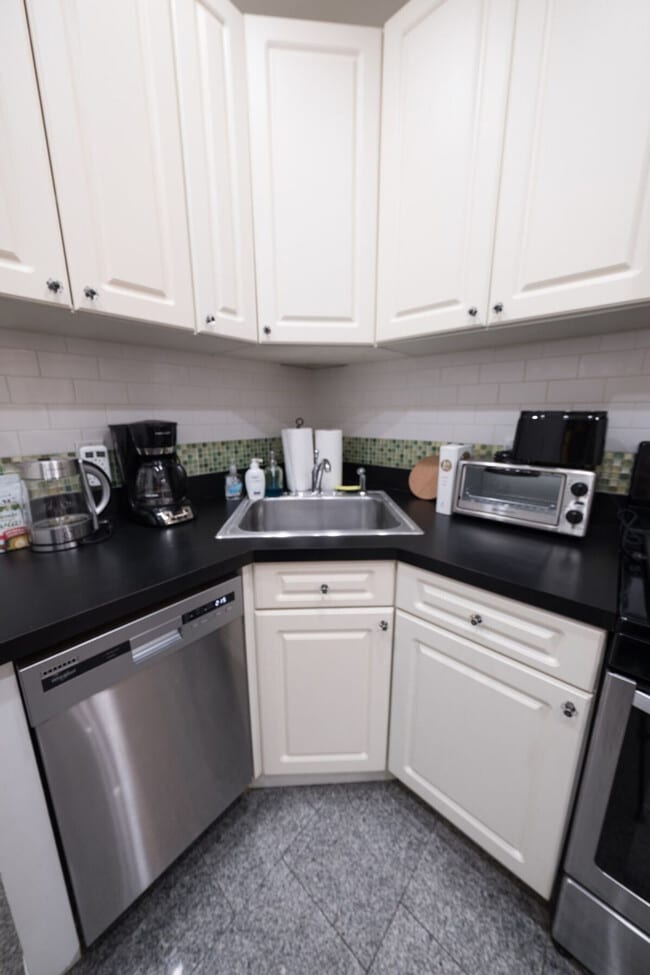 Building Photo - 301 E 104th St