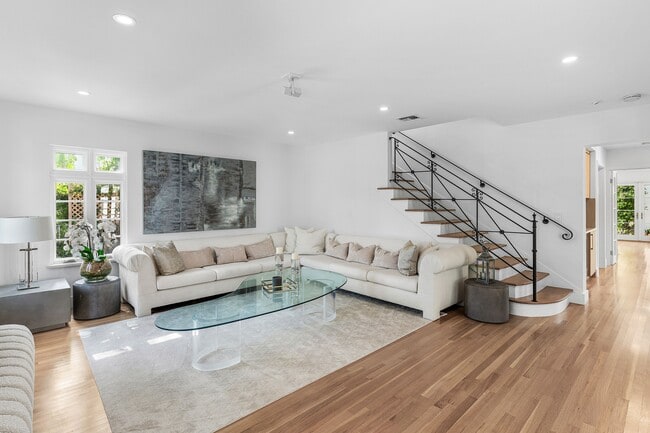 Building Photo - 306 Cordova Rd