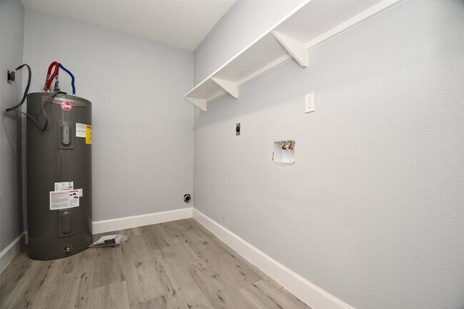 Building Photo - 5429 De Lange Ln