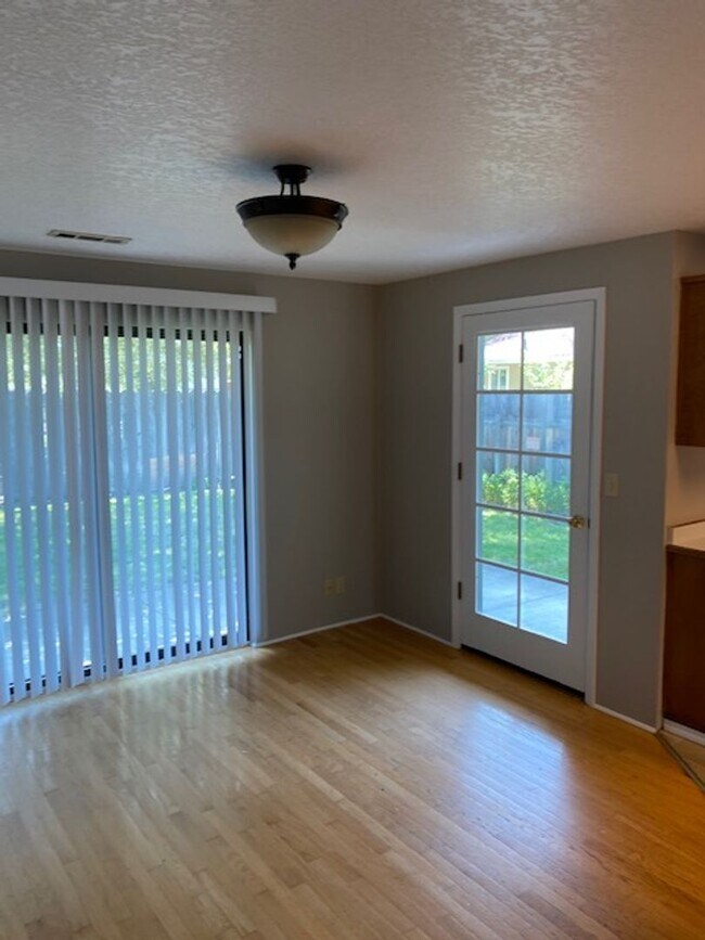 Building Photo - SINGLE LEVEL 3 BEDROOM HOME, FENCED IN YARD