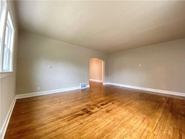 Building Photo - Charming 3 Bedroom 1.5 Bath Home