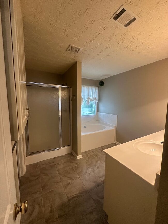 Building Photo - 4 Bedroom home in Gainesville!