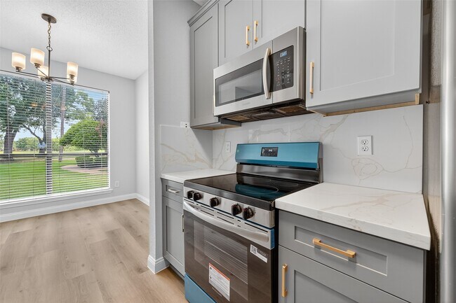 Building Photo - 8205 Sands Point Dr