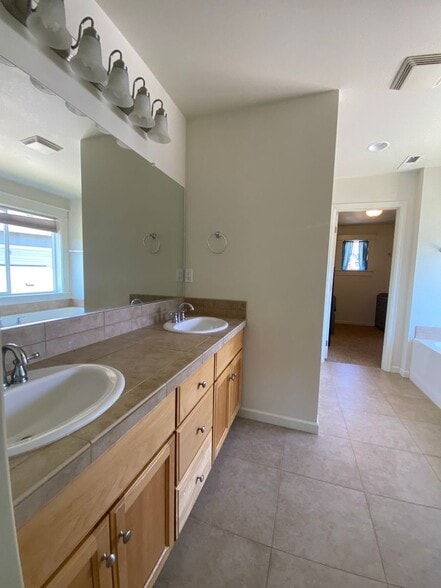 Building Photo - 3607 Hoodview Dr