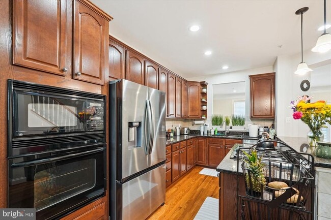Building Photo - 533 Girard St