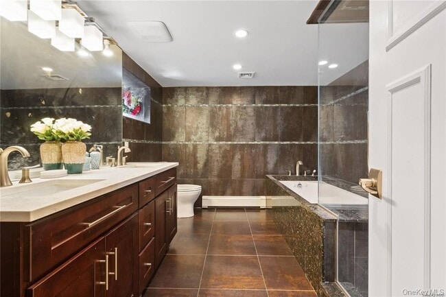 Building Photo - 225 E Walnut St