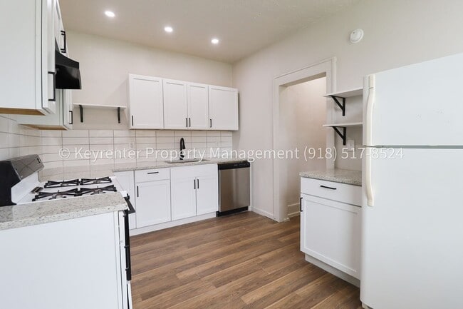 Building Photo - N Rosedale Ave Triplex