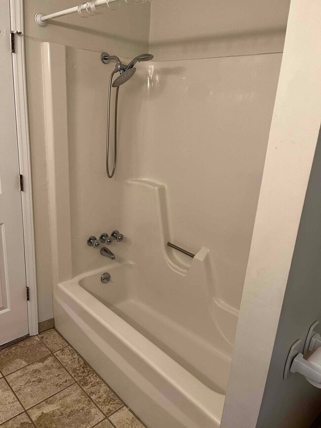 Building Photo - Caroline St. - 3BR / 2BA