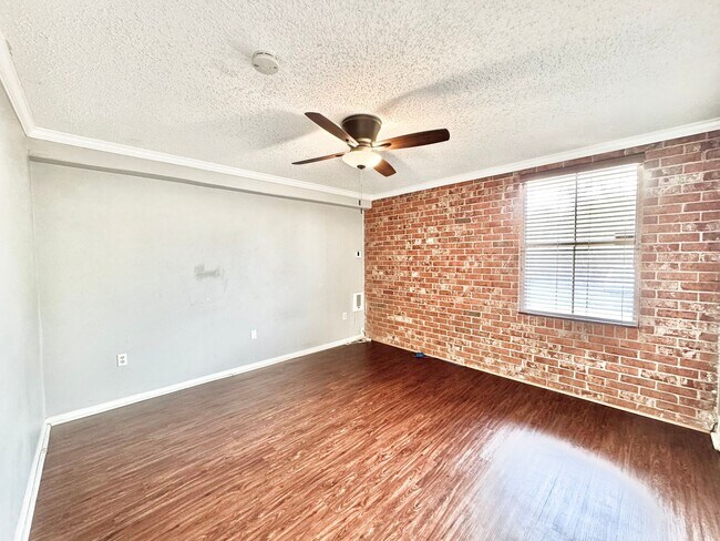 Building Photo - 3101 Highland Rd