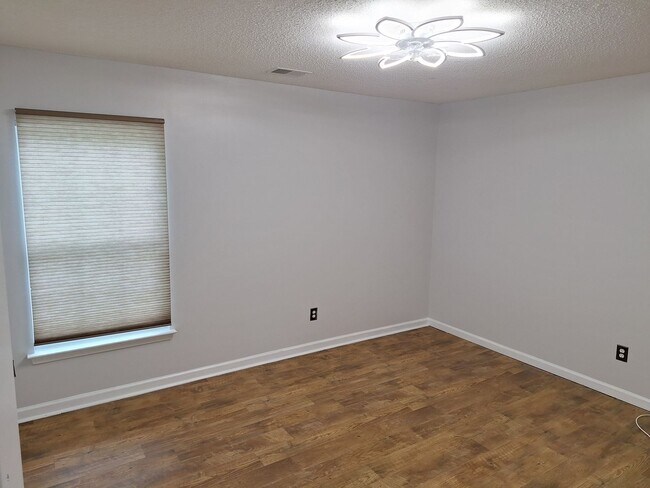Building Photo - Wonderful Four Bedroom Home Located in Nor...