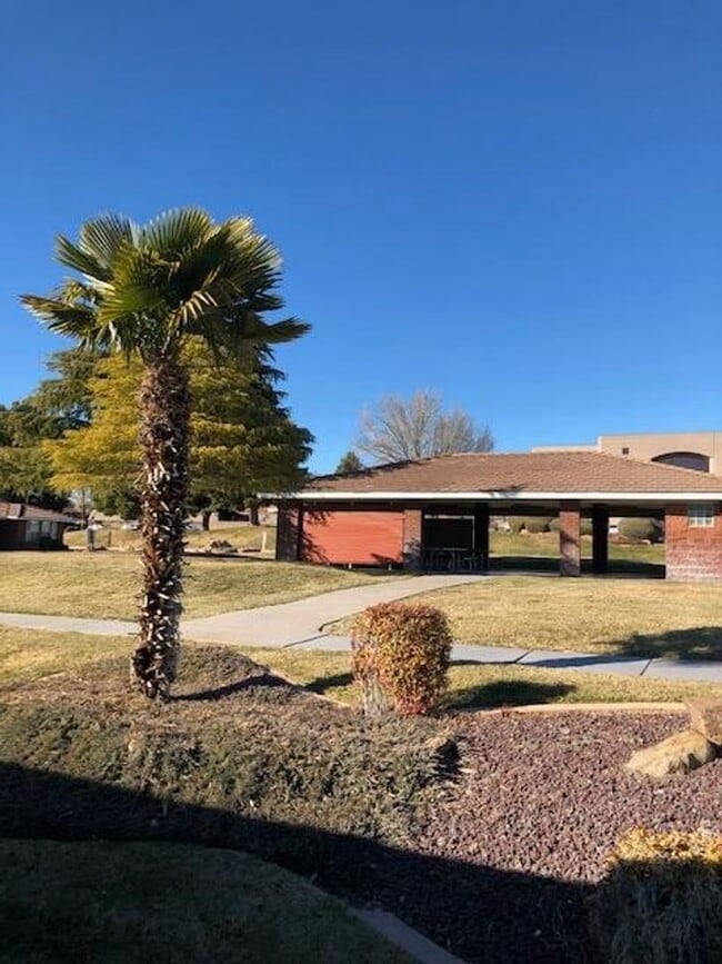 Building Photo - Awesome Shadowbrook Townhome in the Center of it all!
