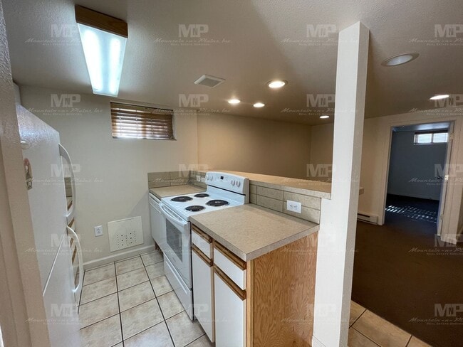 Building Photo - 511 1/2 S Grant Ave