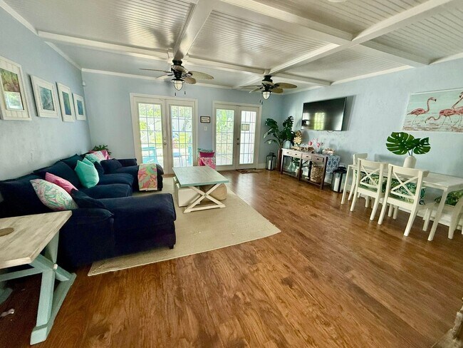 Building Photo - Beautiful 2 Bedroom Townhome in NSB with p...