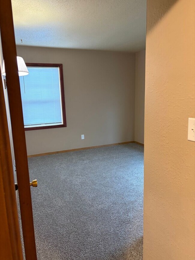 Building Photo - Beautiful Duplex Available Now