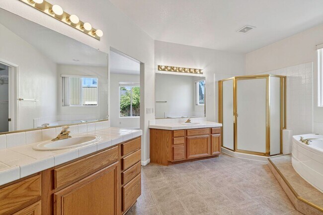 Building Photo - 5 Bedroom Home Close to UNR!