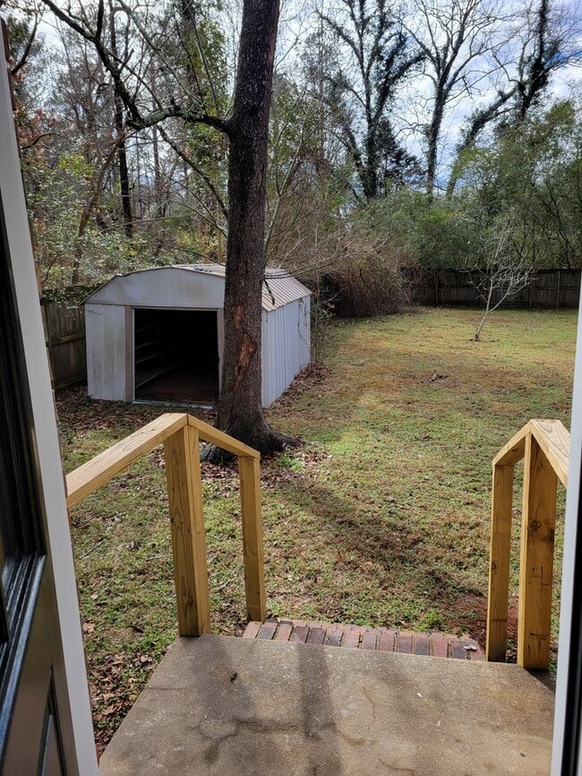 Building Photo - 2 bedroom 1 bath duplex!
