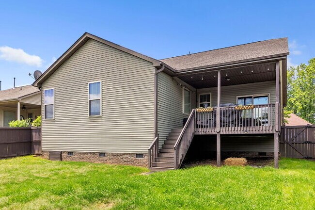 Building Photo - Charming 3-Bedroom Furnished Haven with Co...