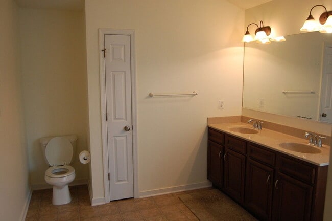 Building Photo - 2218 Midview Rd