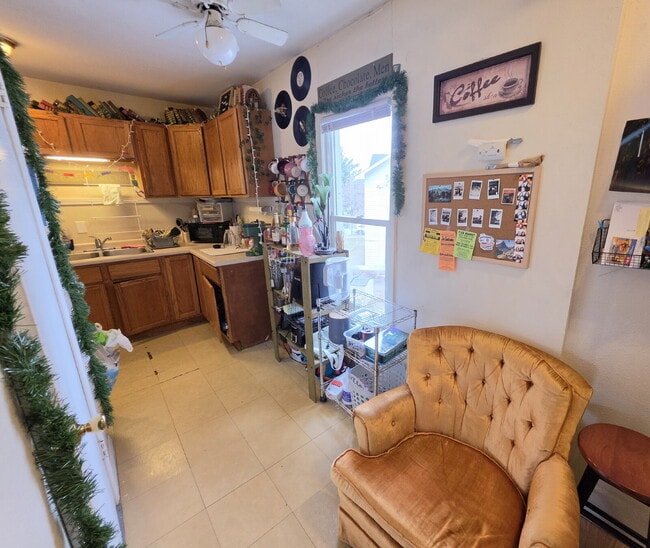 Building Photo - 3 Bedroom, 1 Bathroom with Covered Large Balcony and Off-Street Parking - Available July 1st!