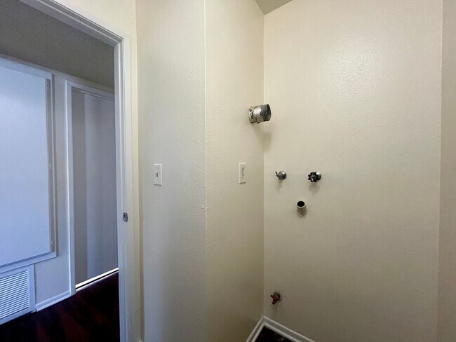 Building Photo - BELLA APARTMENTS: Beautiful 2 Bed - 2 Bath