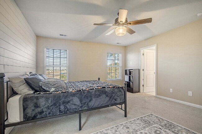 Building Photo - 838 Redbud Ln