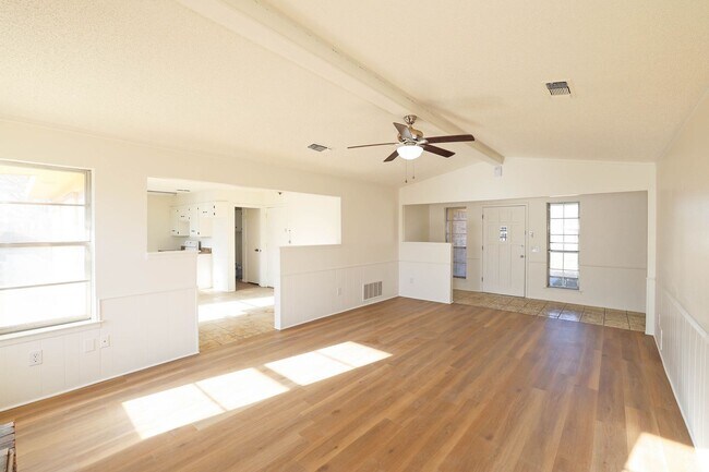 Building Photo - 3 bedroom rental in Ridgecrest!