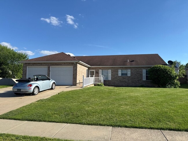Primary Photo - Beautiful 6 BR/4BA home with fenced in yar...