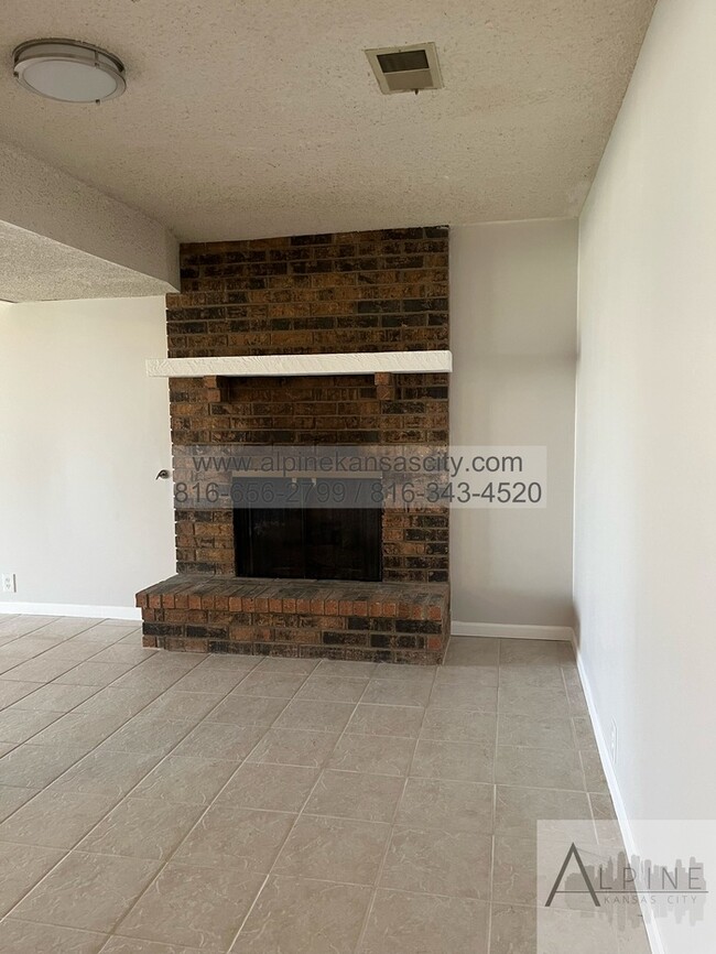 Building Photo - Spacious Parkville Ranch