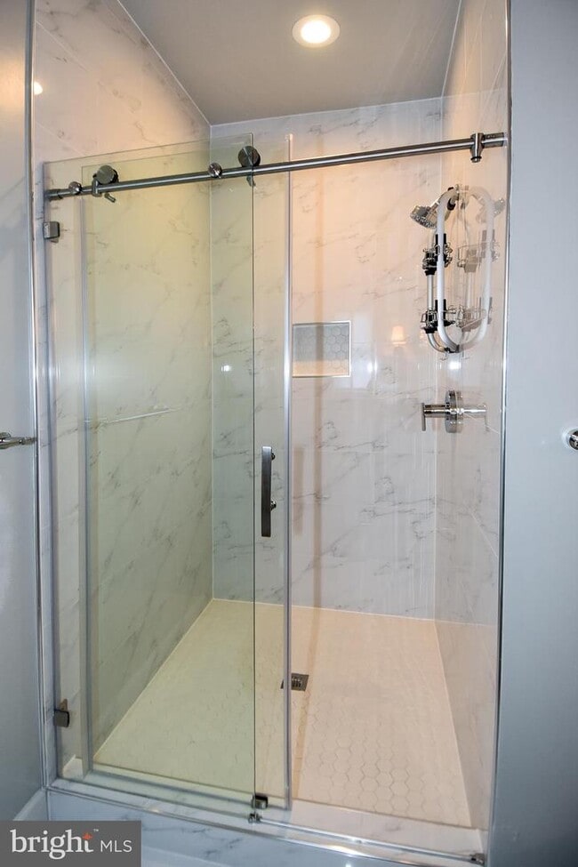 Building Photo - 1540 Levis St NE