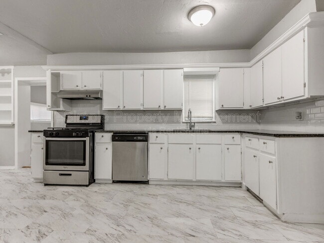 Building Photo - 1800 Hampton Rd