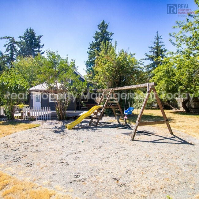 Building Photo - Charming 5 Bedroom + Huge yard!