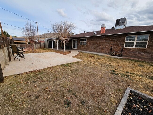 Building Photo - Beautiful 4 Bedroom / 2 Bath Large Home wi...