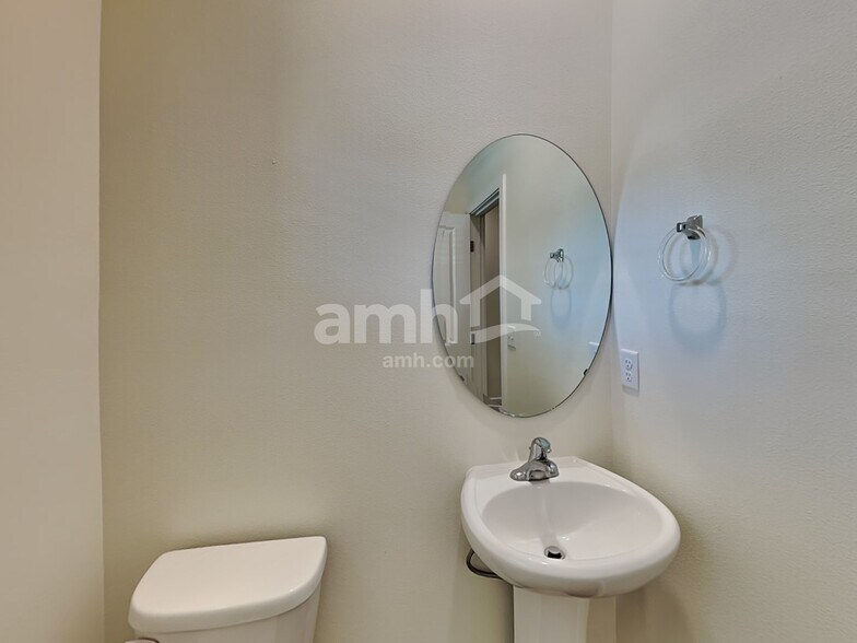 Building Photo - 2323 NW Matteo Dr