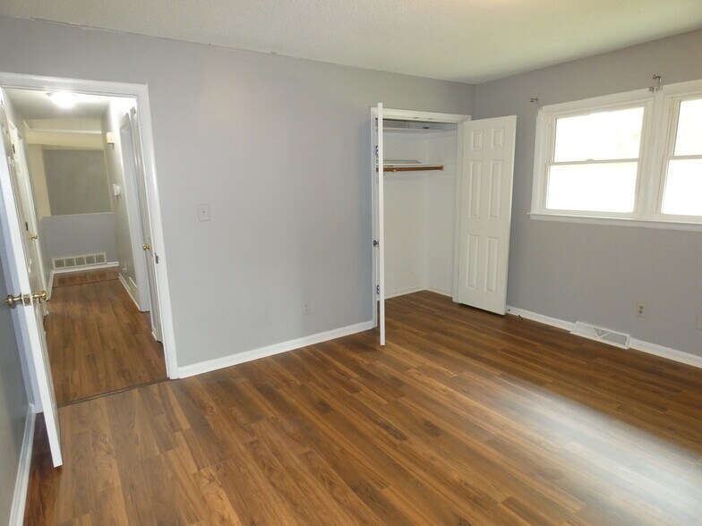 Building Photo - 5800 Meadowbrook Rd