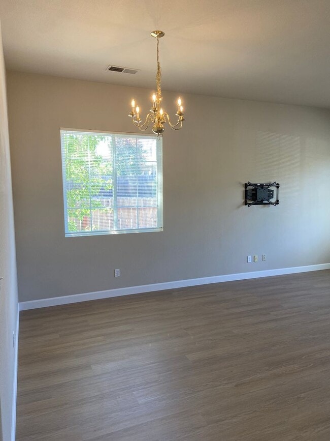 Building Photo - Willow Springs - Cozy 3 Bdrm, 2 Bath on culdesac. Walking distance to Folsom HS