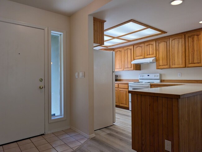 Building Photo - 686 Oakdale Ave
