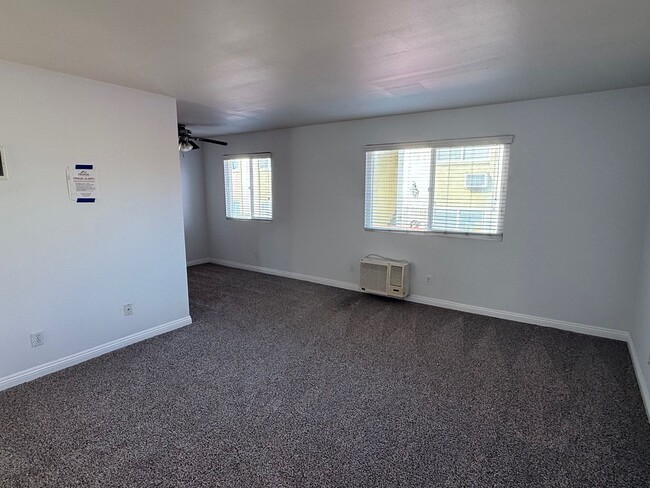 Building Photo - Appealing floor plan with 2bed/ 1bath avai...