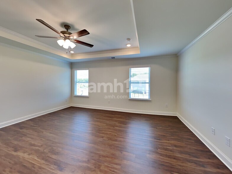 Building Photo - 678 Carnaby Ln