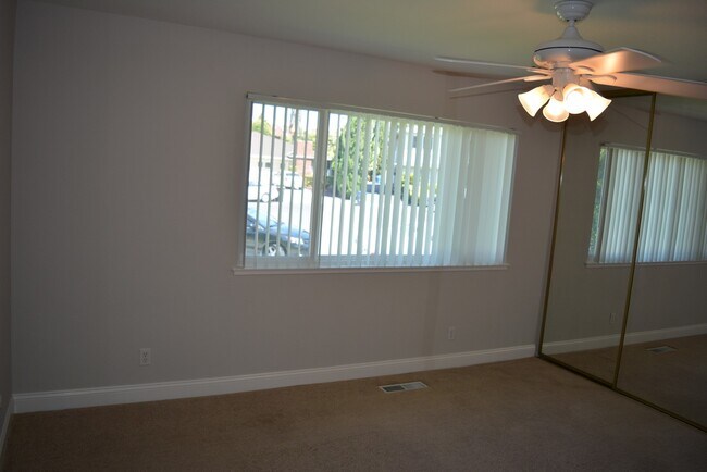 Building Photo - Beautiful Ground Level Front Unit with 2 C...