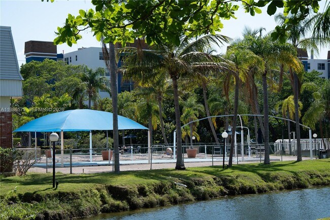 Building Photo - 505 E Dania Beach Blvd