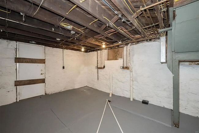 Building Photo - "Charming 2-Bed Duplex Retreat on Pennsylvania Ave – Spacious 1170 Sq Ft in Vibrant St. Louis!"