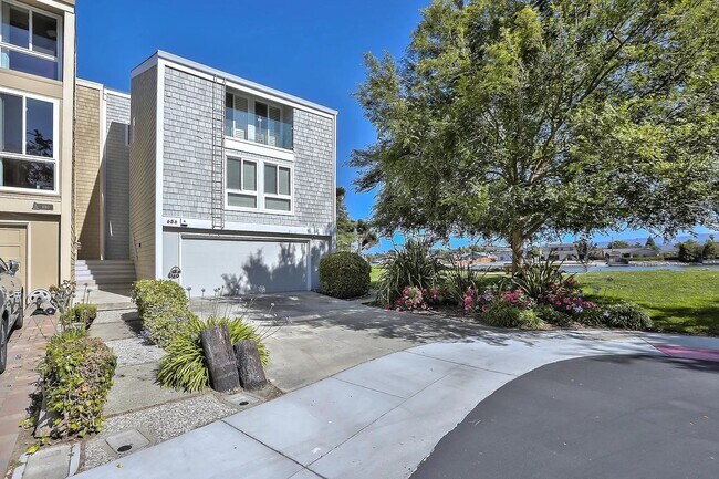 Building Photo - 686 Port Dr