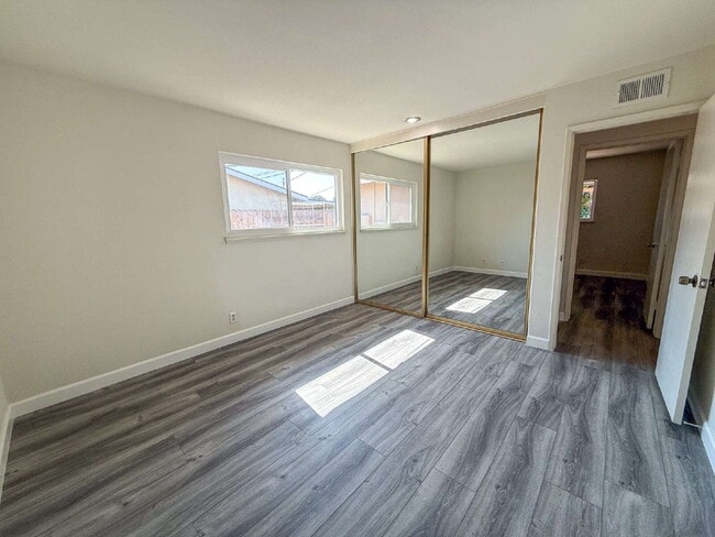 Building Photo - West Oxnard Home For Rent