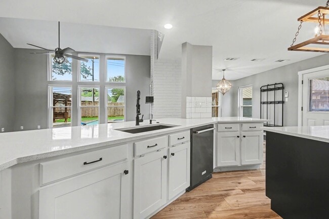 Building Photo - 522 Crestwood Dr