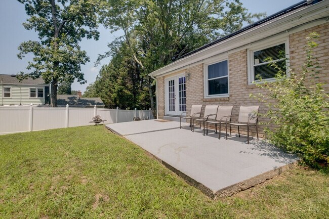 Building Photo - 9305 Pine View Ln