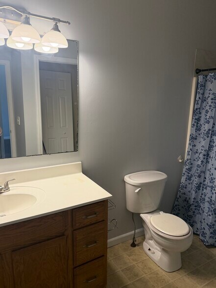 Nice full size bathroom w/utility closet for stackable washer/dryer - 431 16th St